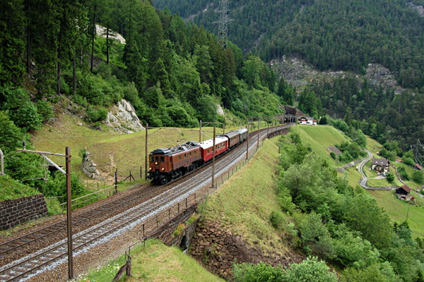 [Il treno speciale di SBB Historic in transito sul livello superiore
della Ferrovia del Gottardo a Wassen.  In testa la Be 4/6 12320,
seguita dalle tre carrozze ristorante 50 85 88-33 702-4 WR, 51 85
88-30 010-4 WR e B<sup>4</sup> 5560.  Wassen, 3 giugno 2017.]