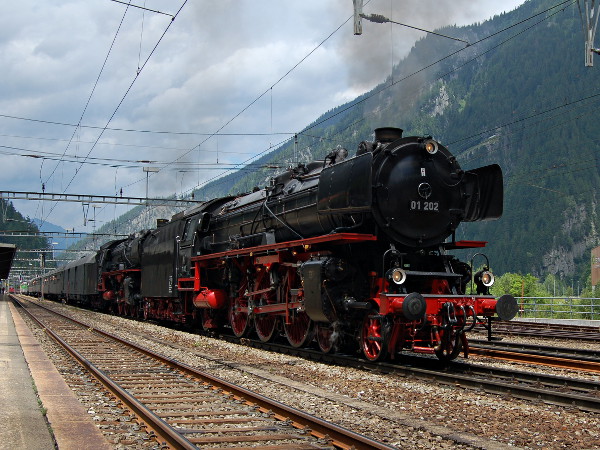 [Locomotive a vapore Br. 01 202 e Br. 01 150 in testa a un treno
speciale in sosta a Göschenen. (27 giugno 2015)]