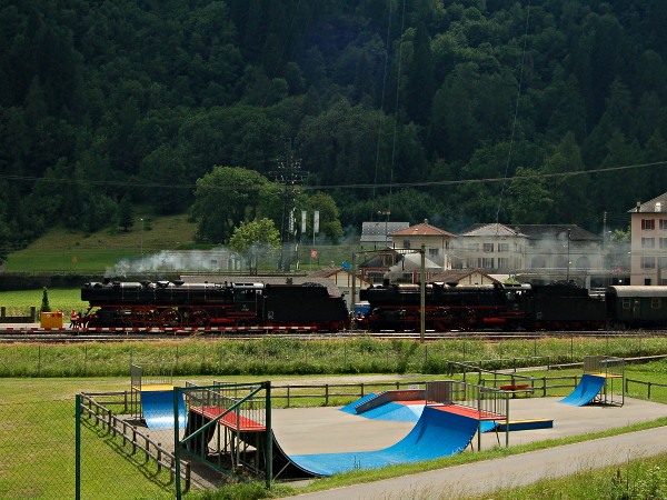 [Le locomotive a vapore Br. 01 202 e Br. 01 150 entrano nella stazione
di Rodi-Fiesso. (27 giugno 2015)]