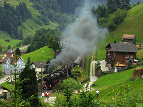 [Locomotive a vapore Br. 01 202 e Br. 01 150 in transito
a Wassen lungo la ferrovia del San Gottardo (27 giugno 2015)]