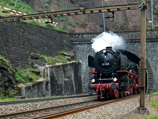 [Locomotiva a vapore Br. 01 202 in uscita dalla galleria elicoidale di
Prato, sulla ferrovia del San Gottardo. (27 giugno 2015)]