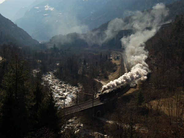 [Locomotive a vapore Br. 01 202 e Br. 01 1066 in transito
nella ex-fermata di Giornico (7 marzo 2015)]