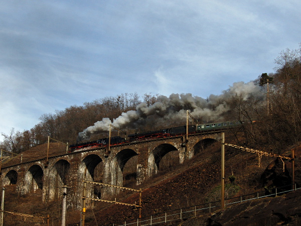 [Locomotive a vapore Br. 01 202 e Br. 01 1066 sul viadotto di
Pianotondo (7 marzo 2015)]