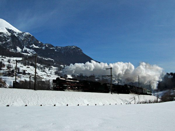 [Locomotive a vapore Br. 01 202, Br. 01 1066 e Br. 50 3673 impegnate
in una marcia parallela presso Ambrì (7 marzo 2015)]