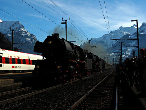 [Transito a Flüelen del treno a vapore con tripla trazione, locomotive
Br. 50 3673, Br. 01 202 e Br. 01 1066 (7 marzo 2015)]