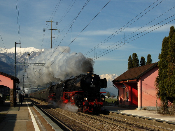 [Locomotive a vapore Br. 01 202, Br. 01 1066 e Br. 50 3673 in transito
nella fermata di Sant'Antonino presso Bellinzona (7 marzo 2015)]