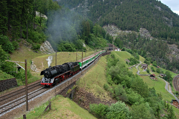 [Treno speciale "Gottardo Express" dell'Associazione Verbano
Express in transito sul livello superiore della Ferrovia del Gottardo
a Wassen.  seguita da sette carrozze tipo Leichtstahlwagen delle
Ferrovie Nord Milano con in coda la locomotiva elettrica Ae 4/7 10987.
Wassen 3 giugno 2017.]
