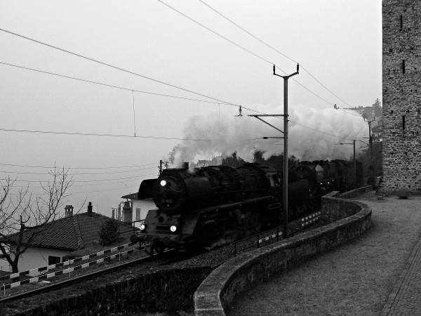 [Locomotive a vapore Br. 50 3673 e 241.A.65 in doppia trazione in
transito a San Nazzaro (12 marzo 2011)]