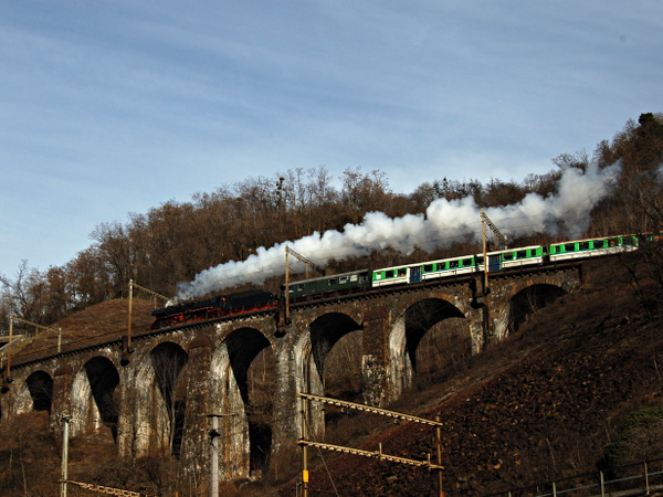 [Locomotiva a vapore Br. 50 3673 sul viadotto di Pianotondo (7 marzo
2015)]