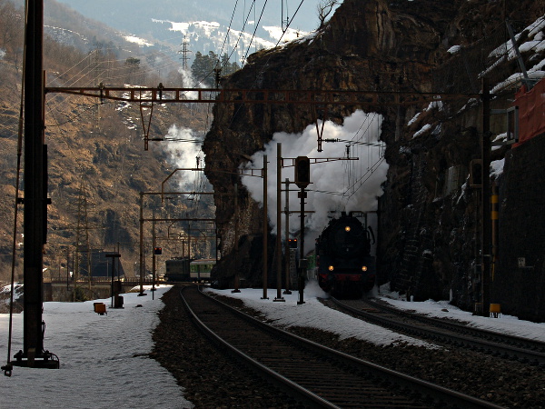 [Locomotiva a vapore Br. 50 3673 e locomotiva elettrica Ae 4/7 10987
presso Polmengo (7 marzo 2015)]