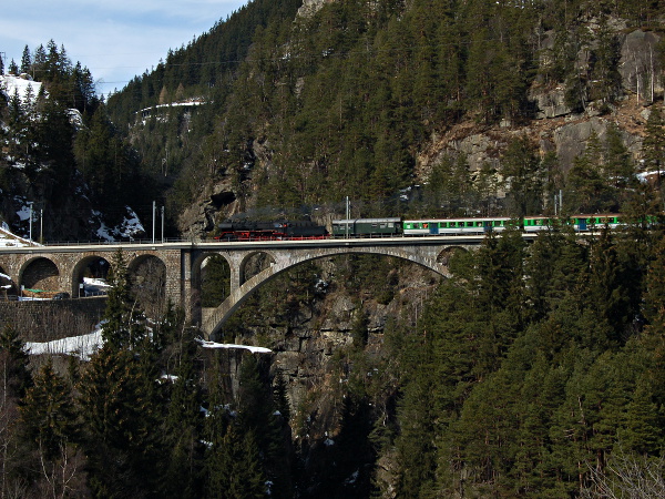 [Locomotiva a vapore Br. 50 3673 con carrozze ex FNM sul Mittlere
Meienreussbrücke a Wassen (7 marzo 2015)]