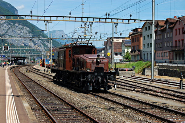 [Locomotiva elettrica storica Ce 6/8<sup>II</sup> 14252
"coccodrillo" di SBB Historic in manovra nella stazione di
Erstfeld.  Erstfeld, 3 giugno 2017.]