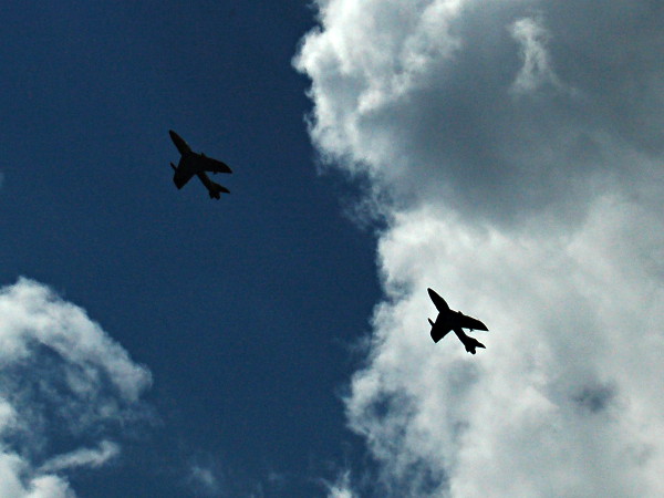 [Due caccia Hawker Hunter dello Swiss Hunter Team in esibizione
durante l'Oris Ambrì fly-in 2015. (27 giugno 2015)]