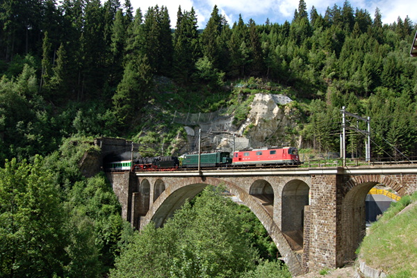 [Transito del treno storico "Gottardo Express" sul ponte di
     Stalvedro, sulla ferrovia panoramica del San Gottardo.  In testa
     le locomotive elettriche Re 4/4<sup>II</sup> 11294 ed Ae 4/7
     10987 e la locomotiva a vapore Br 50 3673.  Airolo, 3 giugno
     2017.]