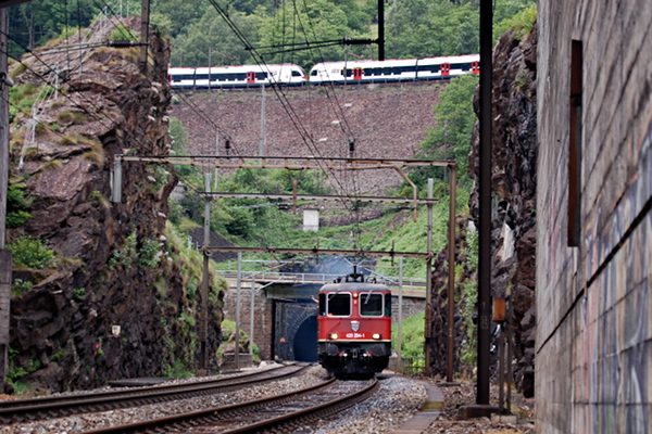 [Locomotiva elettrica Re 420294 di SBB in transito nella gola del
Piottino sulla linea storica del San Gottardo in testa al treno
speciale "Gottardo Express" dell'Associazione Verbano
Express.  Sul livello superiore della linea transita una doppia
composizione di elettrotreni Flirt di Tilo.  Gola del Piottino, 3
giugno 2017.]